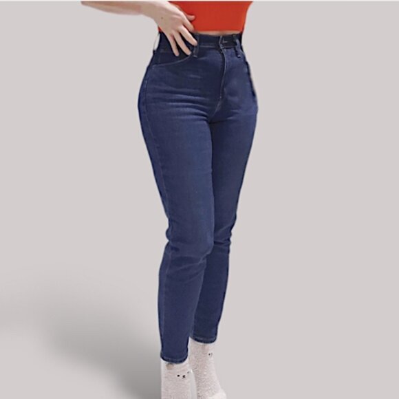 LEVI STRAUSS High Waisted Mom Jean in "Winter Cloud" Dark Wash- Urban Outfitters - Picture 4 of 16